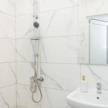 Bright 2-bedroom Near Center *