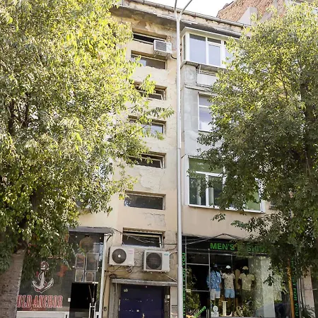 Bright 2-bedroom Near Center *